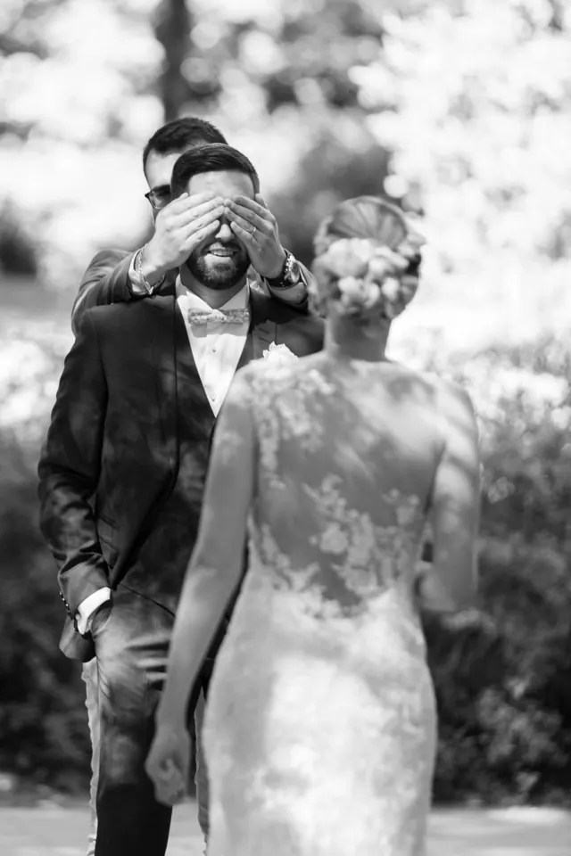 La découverte : le marié découvre sa mariée – photographe de mariage à Reims