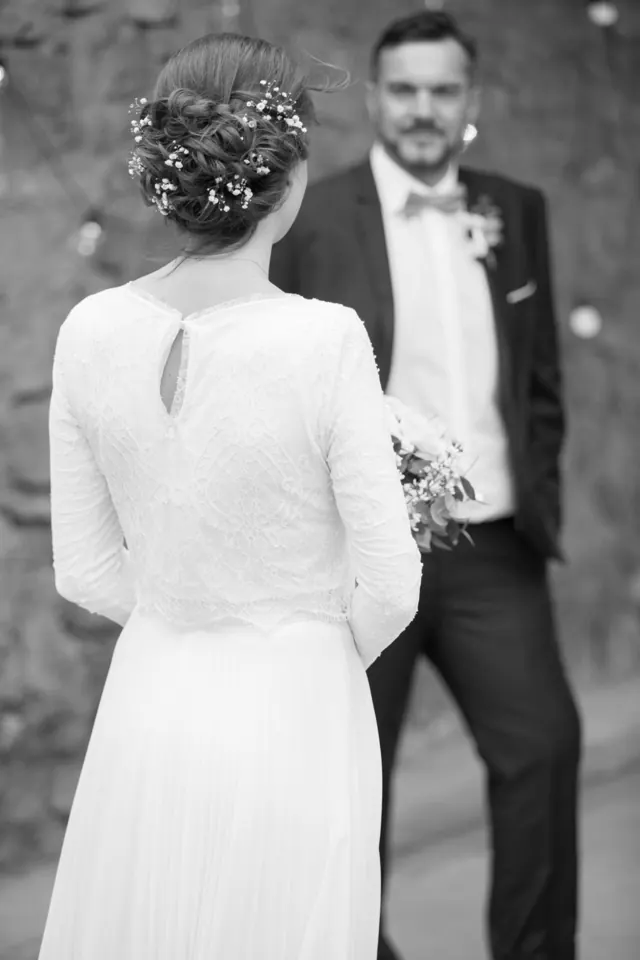 Mariée de dos face à son marié – photographe de mariage à Reims