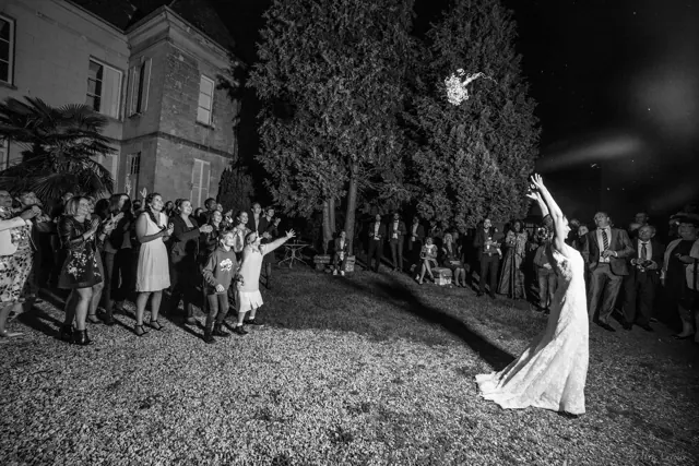 Lancer du bouquet devant les invités – photographe de mariage à Reims