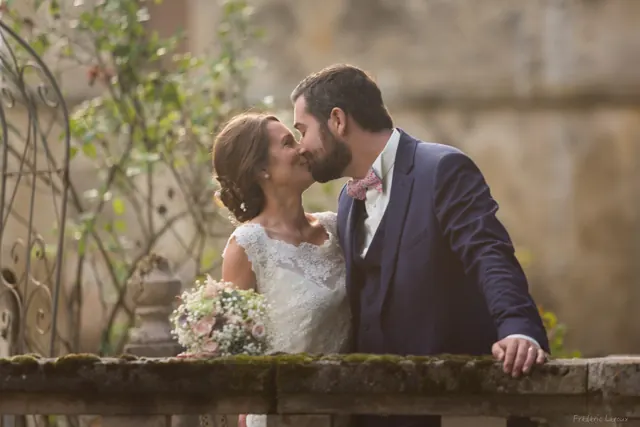 Baiser des mariés sur un pont – photographe de mariage à Reims