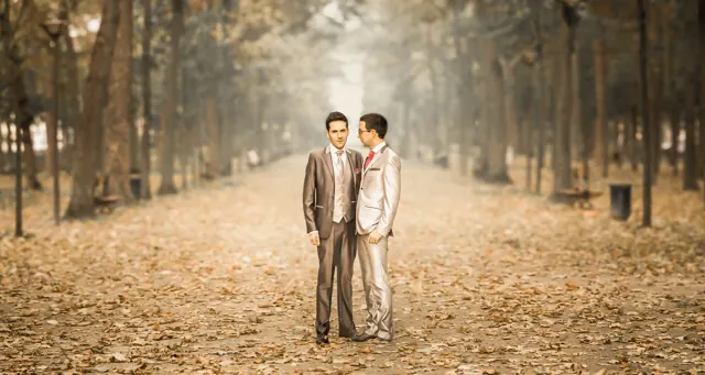 Mariés dans une allée d’arbres en automne – photographe de mariage à Reims