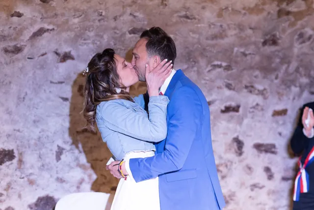 Baiser des mariés dans une cave voûtée – Frédéric Leroux, photographe de mariage à Reims