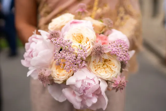Bouquet de mariée aux pivoines roses – Frédéric Leroux, photographe de mariage à Reims
