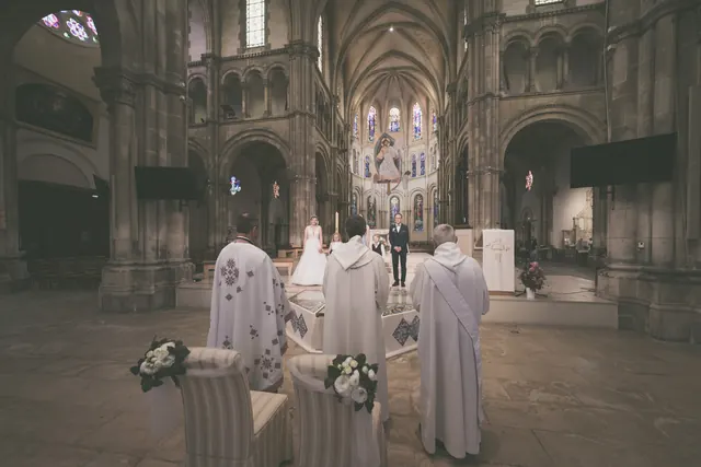 Cérémonie de mariage dans une grande église aux vitraux – Frédéric Leroux, photographe de mariage à Reims