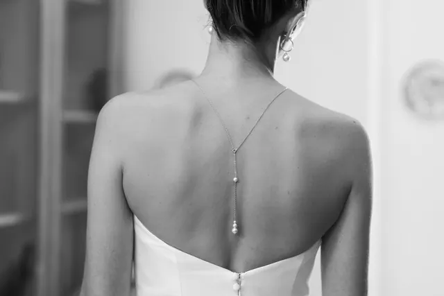 Détail du dos de la mariée et de son collier – Frédéric Leroux, photographe de mariage à Reims