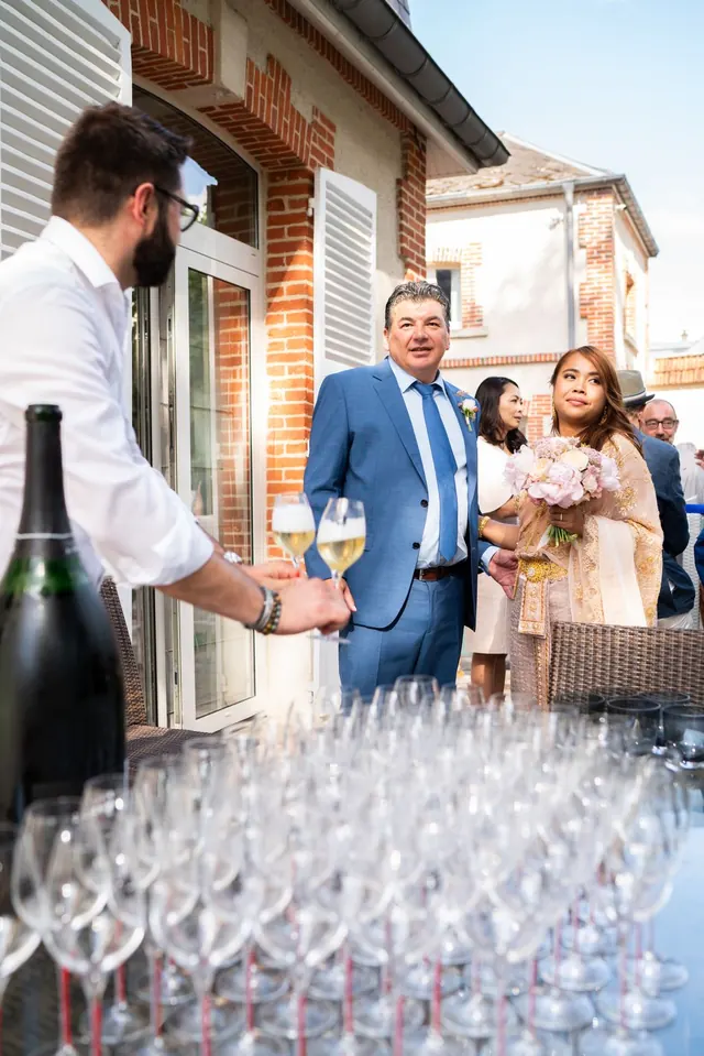 Service des flûtes de champagne au vin d'honneur – Frédéric Leroux, photographe de mariage à Reims