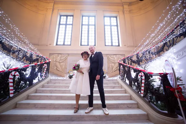 Mariés dans l'escalier d'honneur de l'Hôtel de Ville de Reims – Frédéric Leroux, photographe de mariage à Reims