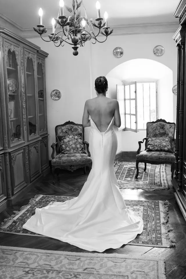 Mariée de dos sous un lustre, robe à traîne – Frédéric Leroux, photographe de mariage à Reims