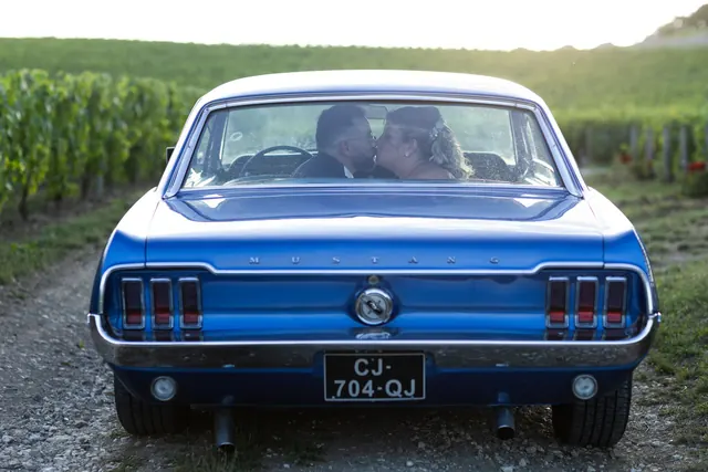 Mustang bleue des mariés au milieu des vignes – Frédéric Leroux, photographe de mariage à Reims