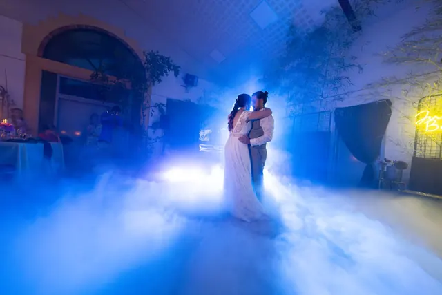 Première danse des mariés dans une fumée bleue – Frédéric Leroux, photographe de mariage à Reims