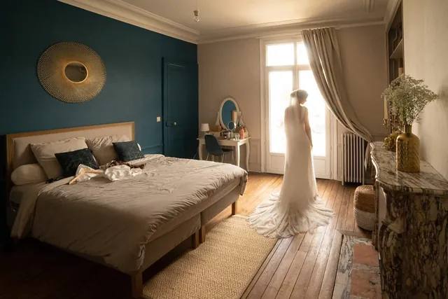 La mariée en voile près de la fenêtre pendant les préparatifs – Frédéric Leroux, photographe de mariage à Reims