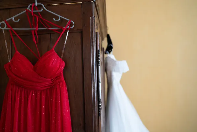 Robe de mariée et robe de témoin suspendues pendant les préparatifs – Frédéric Leroux, photographe de mariage à Reims
