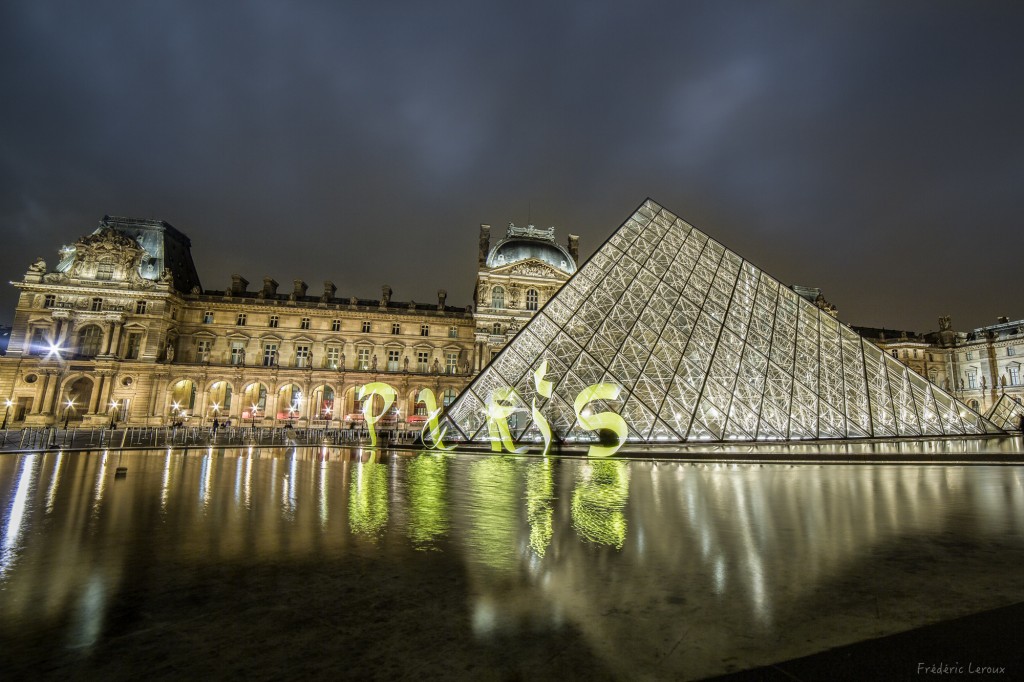Calligraphie lumineuse devant le Louvre
