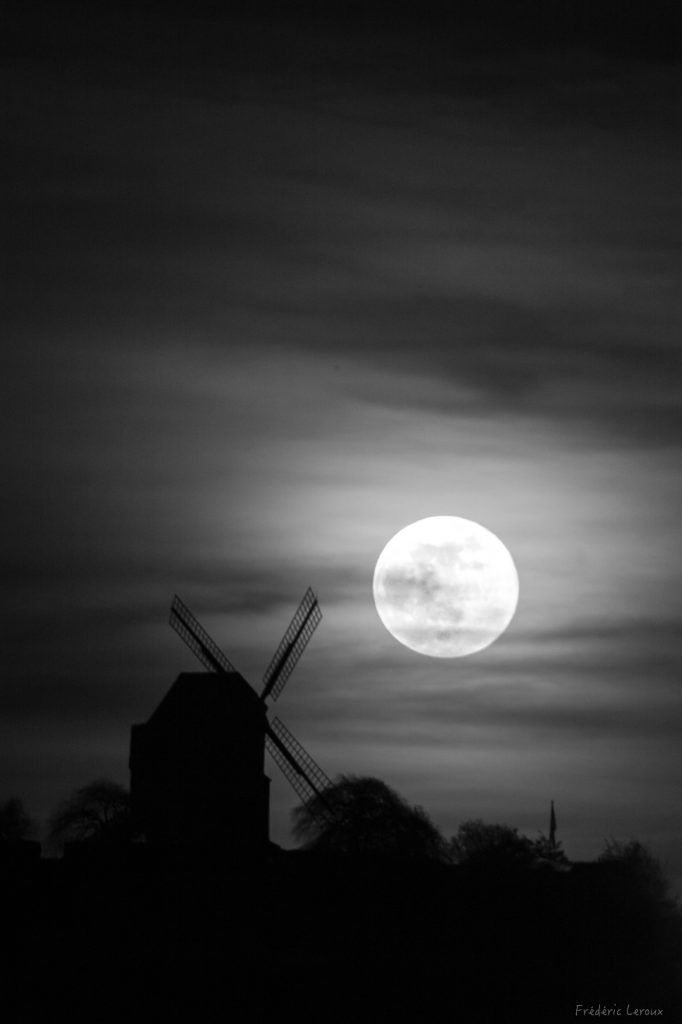 Levée de lune en noir et blanc